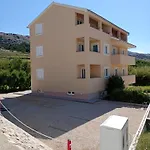 Family House Damir דירה